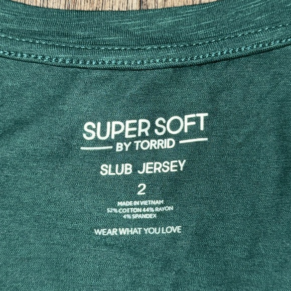 Torrid Super Soft Slub V-Neck Cinched Sleeve Tee Green - Picture 8 of 11